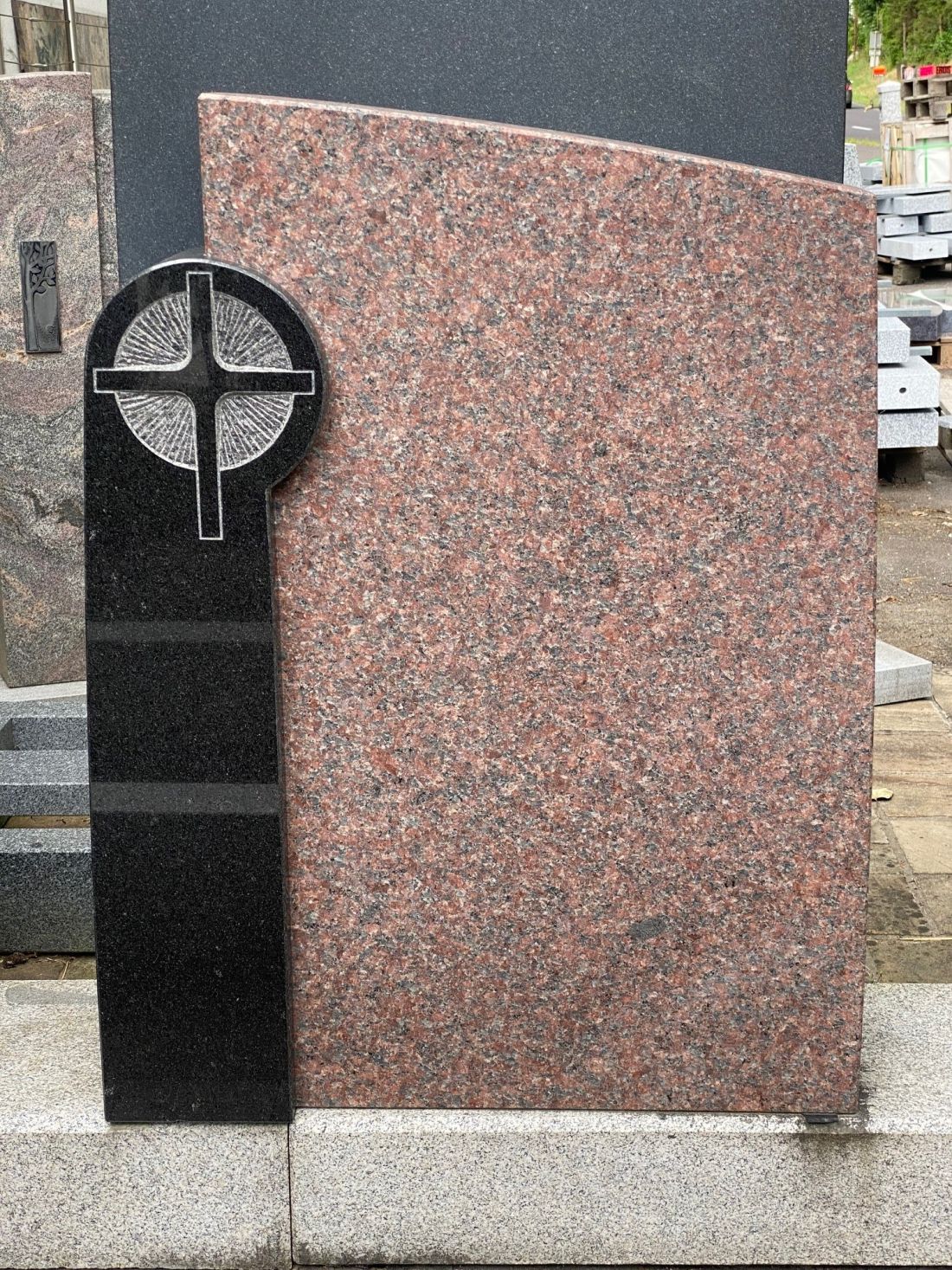 Gedenkstein aus grünen Granit